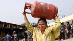 随着伊朗战争进入第二周，供应中断，国家垄断企业尼泊尔石油公司（NOC）开始实施液化石油气（LPG）即厨用瓦斯的配给制度，以应对需求激增。根据尼泊尔石油公司的命令，装瓶厂开始向顾客销售半满的瓦斯罐，迫使人们排长队等候数小时。根据新规定，无论是家庭用户还是旅馆餐厅用户，都将获得 7.1 公斤的瓦斯罐，容量是通常的一半。这家国家垄断企业声称，尽管进口未受影响，此举旨在节约能源。一个 7.1 公斤的厨用瓦斯罐售价为 955 尼泊尔卢比。尼泊尔石油公司的这项决定距上一次实施已间隔 5 年。尼泊尔石油公司在 2015 年和 2020 年的先前危机期间也曾采取类似措施，当时该国遭遇了严重的厨用瓦斯短缺。这家燃料垄断企业表示，来自印度的供应保持正常，但加德满都谷地的抢购现象愈演愈烈。中东地区是全球市场的主要燃料供应地区，随着该地区地缘政治紧张局势升级，当地杂货店无法在整个谷地供应燃料后，厨用瓦斯仓库前的队伍越来越长。