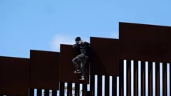Có nhiều loại rào cản vật lý dọc biên Mỹ-Mexico