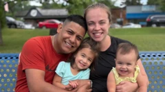 La familia Pérez sentada en una plaza. Madre, padre, y las dos niñas.