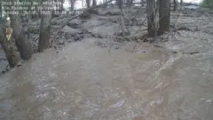 এক ঘণ্টার কম সময়ে নদীর পানি ১৫ ফুটেরও বেশি বৃদ্ধি পায়