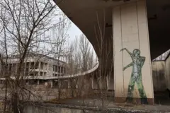 Se ven grafitis en el abandonado Palacio de Cultura Enerhetyk, en la plaza central, el 12 de abril de 2025 en Prypiat, Óblast de Kiev, Ucrania.