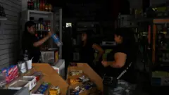 Buenos Aires'te karanlıkta alışveriş 