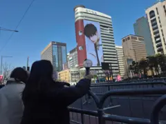 방탄소년단(BTS) 컴백 공연일인 21일 이연수 씨가 BTS의 컴백을 기념하는 영상을 보고 있다