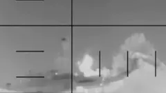 Momento del impacto del torpedo con el buque de guerra iraní