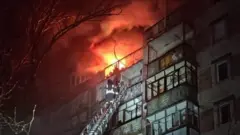 শুক্রবার  খেরসনের একটি ফ্ল্যাট বাড়িতে রুশ বাহিনীর হামলা 