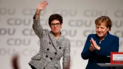 Annegret Kramp-Karrenbauer ve Angela Merkel
