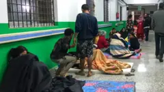 ভূমিকম্পে আহত মানুষজনকে জাজারকোটের একটি হাসপাতালে ভর্তি করা হয়েছে