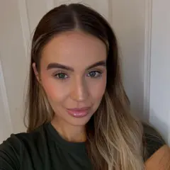 Kimberlie Smith olhando para a câmera