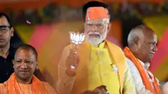 નરેન્દ્ર મોદી અયોધ્યામાં રોડ શો વખતે