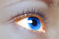 Mulher de olhos azuis olhando para uma tela digital virtual 