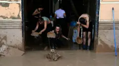 स्पेनमधील पुरामुळे मोठं नुकसान, मृतांचा आकडा 211 वर, बेपत्ता नागरिकांचा शोध सुरू