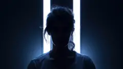 Силуэт женщины в темноте