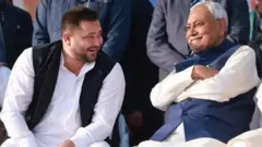 तेजस्वी यादव के साथ नीतीश : बीजेपी के खिलाफ विपक्ष को एकजुट करने की कोशिश