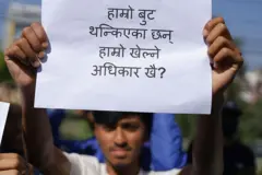 ए डिभिजन क्लब फुटबल प्रतियोगिता आयोजना नभएको विरोधमा प्रदर्शन गर्दै एक खेलाडी