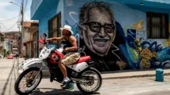 Mural de Gabriel García Márquez em Ciudad Bolívar, no sul de Bogotá (Colômbia).