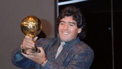 Maradona posa sorridente com a sua Bola de Ouro