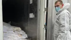 Mutanen da aka kasa ganewa bayan kashe su a Izyum na jibge a cikin wata kwantena da ke Kharkiv
