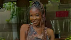 Ifunanya Nwangene rẹrin in muṣẹ, o si lo ẹgba-ọrun