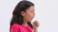 இருமலின் போது வரும் சளியை விழுங்கினால் ஆபத்தா?