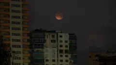 Unos bloques de apartamentos en La Habana totalmente a oscuras en la noche.
