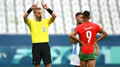 الحكم غلين نيبيرغ ألغى الهدف الثاني للأرجنتين بداعي التسلل