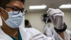 سعي عدة دول عربية لاقتناء اللقاح الصيني، الذي يلقى تشكيكا، في أوساط العديد من المواطنين العرب