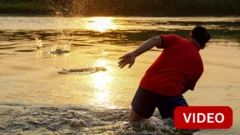 நீரில் 515 அடி தூரம் கல் எறிந்து ‘மிரள வைத்த’ நபர்