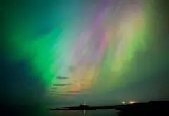 A aurora boreal vista na cidade de Whitley Bay, no litoral do Reino Unido