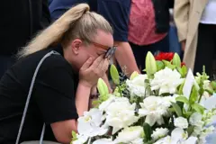 बोंडी बीच पर श्रद्धांजलि देते लोग