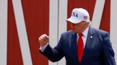 Donald Trump de boné, com um dos punhos cerrados