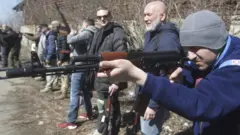 Автомат атканды үйрөнүп жаткан украин ыктыярчылары
