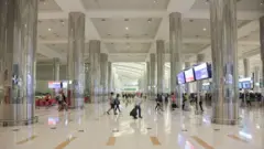 Passageiros andando dentro do Aeroporto Internacional de Dubai, nos Emirados Árabes Unidos