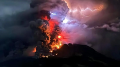 El volcán Ruang en erupción