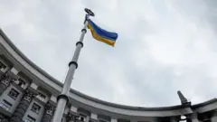 Una bandera ucraniana ondea frente a un edificio de la sede del gobierno ucraniano