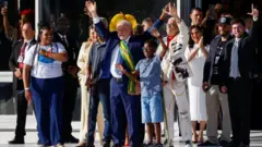 Lula acenando em meio a cidadãos que participaram da passagem de faixa
