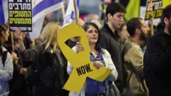 صورة ملتقطة من تجمّع لعائلات الرهائن الإسرائيليين في تل أبيب.