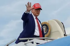 O presidente dos Estados Unidos, Donald Trump, embarca no Air Force One