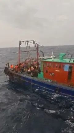 நடுக்கடலில் மூழ்கிக் கொண்டிருந்த படகில் இருந்த மீனவர்கள் மீட்பு