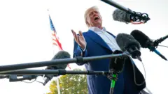 Donald Trump fala aos repórteres