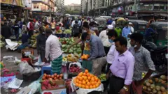 লকডাউনের সময় ঢাকার একটি কাঁচাবাজারের চিত্র।
