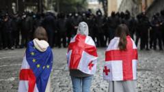 Manifestantes en Georgia envueltos en banderas