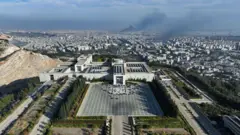 صورة جوية تُظهر القصر الرئاسي السوري في جبل قاسيون بدمشق.