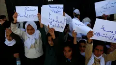 تظاهرة لأطفال في صنعاء بمناسبة الاحتفال باليوم العالمي للطفل