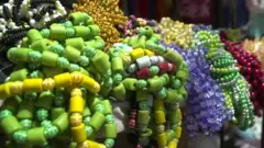 Les "bin-bins", perles que les femmes sénégalaises portent autour de la taille