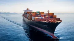 Un navire porte-conteneurs