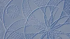 Arte feita com passos na neve
