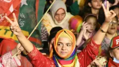 পাকিস্তানের করাচীতে ইমরান খানের তেহরিক-এ-ইনসাফ (পিটিআই) দলের সমর্থকদের বিক্ষোভ, ১০/০৪/২০২২