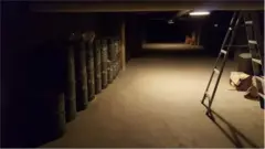 કેટલાંક ફોલઆઉટ શેલ્ટર્સમાં સામગ્રીનો ત્યજી દેવાયેલો પુરવઠો જોવા મળે છે