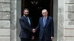 Şara ve Erdoğan 24 Mayıs'ta İstanbul'da el sıkışırken kameralara gülümsüyor