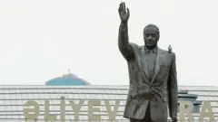 Памятник Гейдару Алиеву в центре Баку.